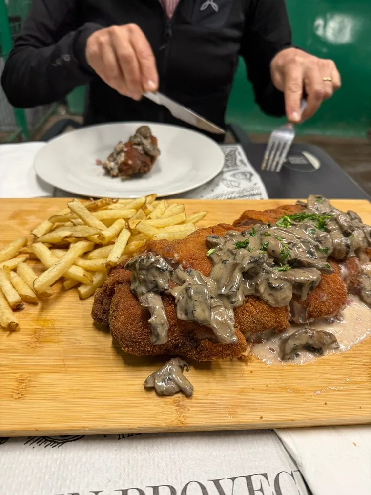 El cachopo de la casa, cortado en la mesa