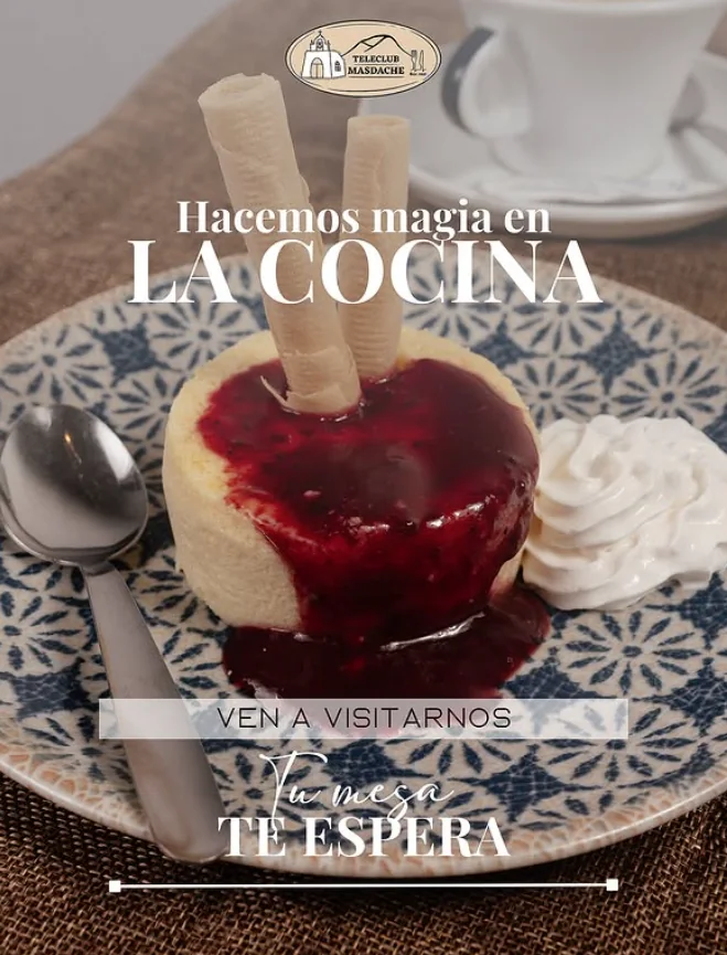 Cartel: hacemos magia en la cocina, con una tarta de queso con frutos rojos