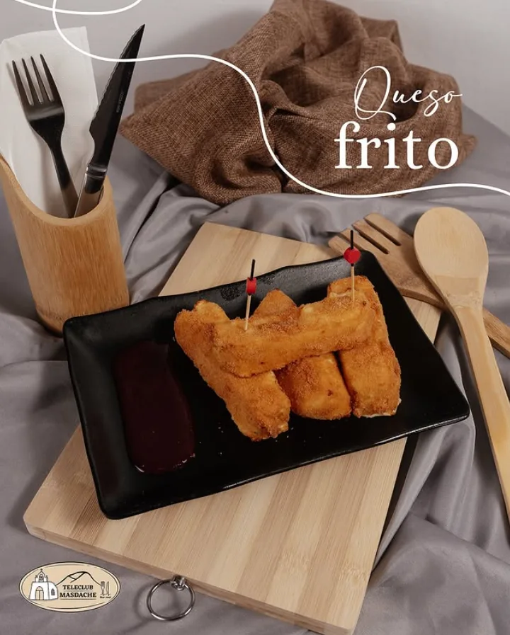 Cartel: queso frito con mermelada, servido en pizarra