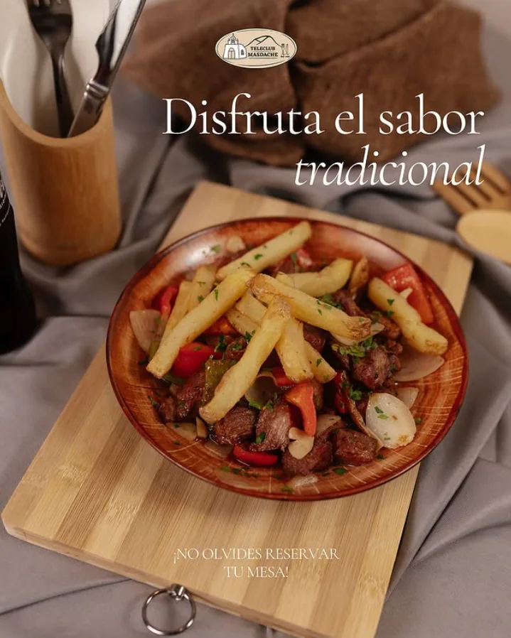 Cartel: disfruta el sabor tradicional, con carne fiesta y papas en plato de barro