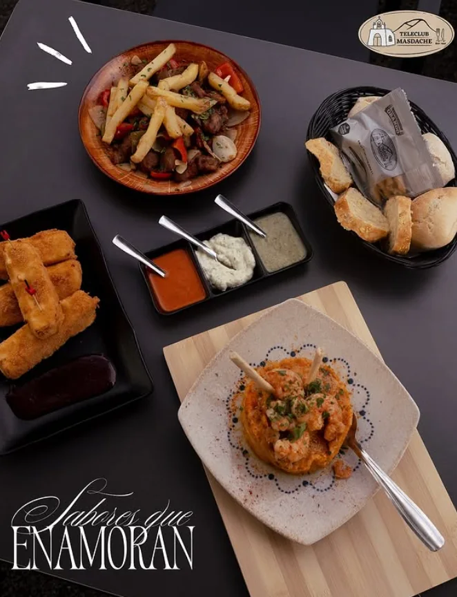 Cartel: sabores que enamoran, con queso, papas y salsas de la casa