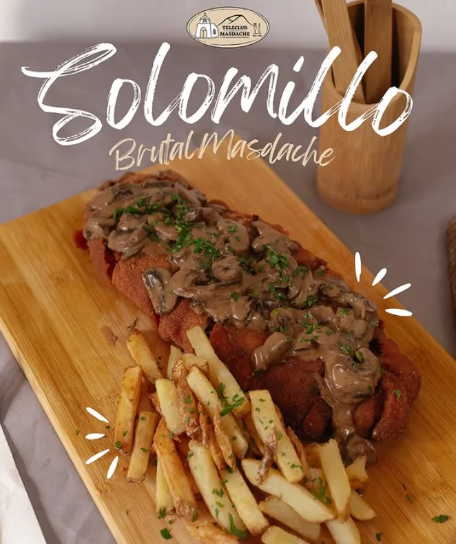 Cartel de la casa del Solomillo Brutal Masdache: el cachopo con salsa de champiñones y papas sobre tabla de madera