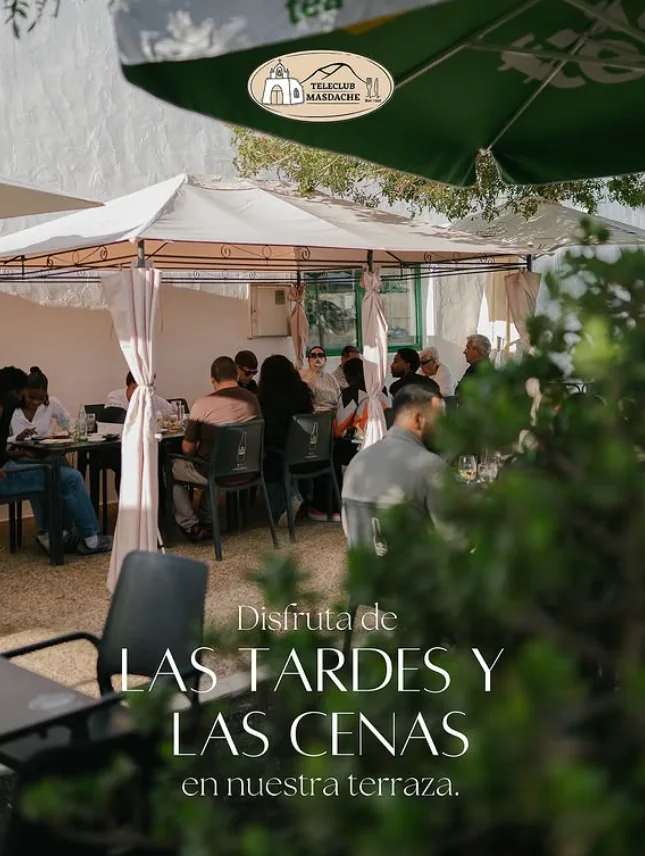 Cartel: disfruta de las tardes y las cenas en nuestra terraza