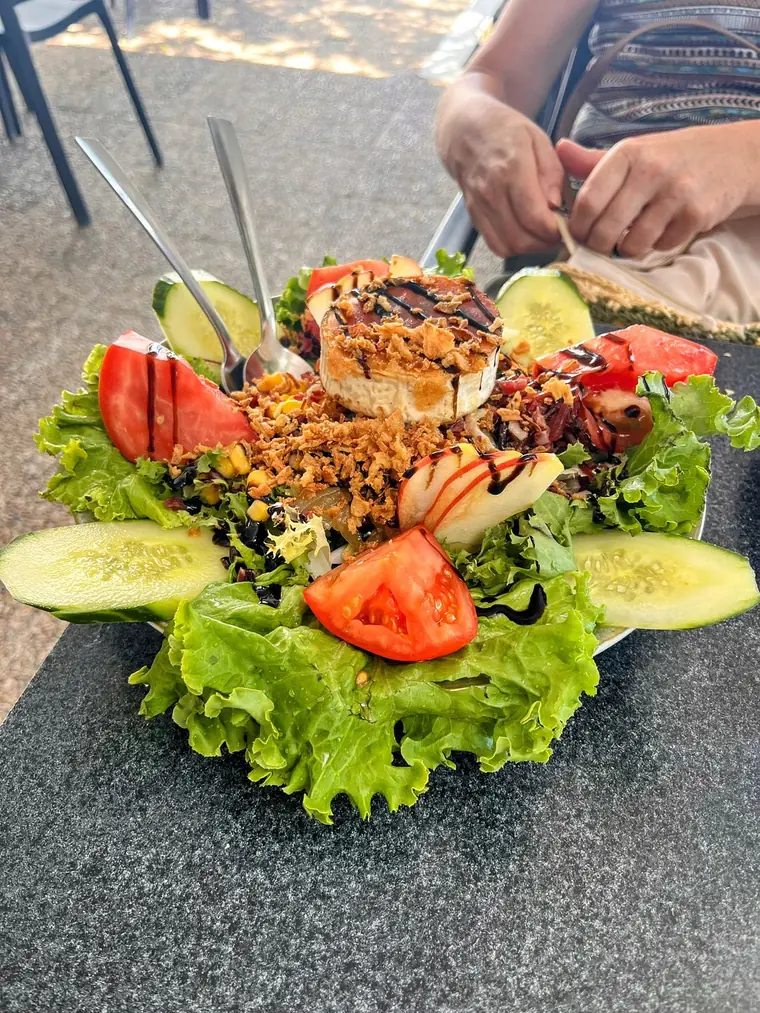 Ensalada de la casa con cuscús, tomate y hoja fresca