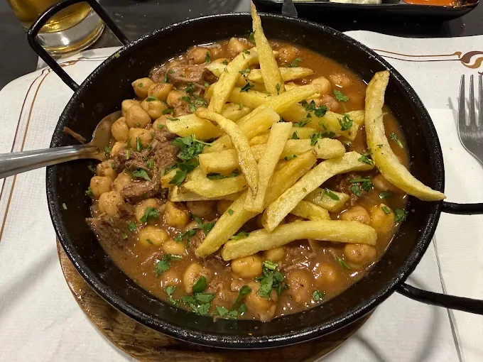 Garbanzas de la casa con papas, en cazuela de hierro