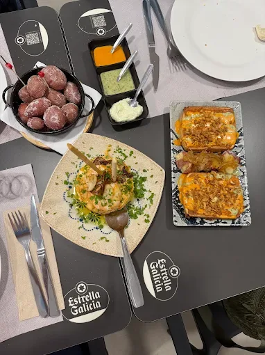 Mesa puesta con papas arrugadas, mojos y queso para compartir