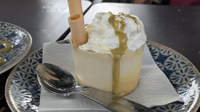 Postre casero con nata y barquillo