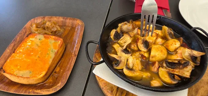 Queso asado y cazuela de setas, recién salidos de cocina