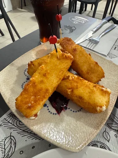 Queso con mermelada, servido en pizarra