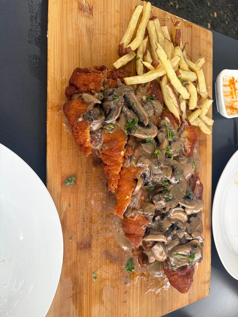 Solomillo con salsa de champiñones y papas, servido en tabla