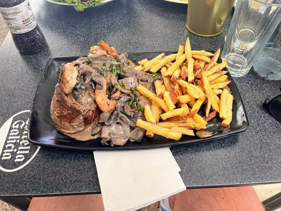 Solomillo mar y tierra: solomillo con gambas y papas