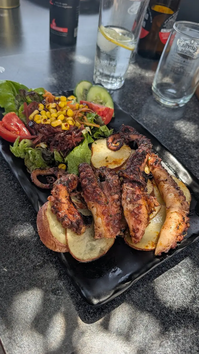 Tabla para compartir con carne, ensalada y verduras a la plancha